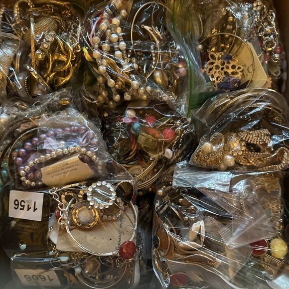 1 Lb Pound Unsearched Huge Lot Vtg 2 Now Jewelry WEARABLE Art Craft Treasure Fun - Picture 3 of 9